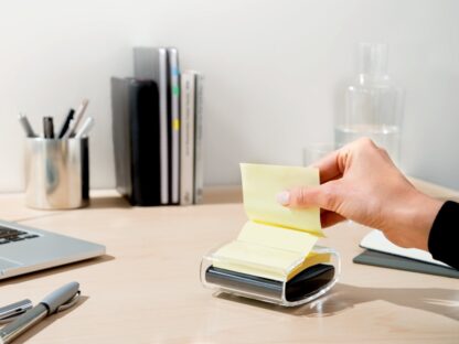 Post-it® Z-Notes PRO Dispenser + 1 Pad Super Sticky Z-Notes, Canary Yellow, 76 mm x 76 mm - Image 2