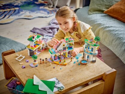 Heartlake City Shopping Mall, LEGO 42604 - Image 2